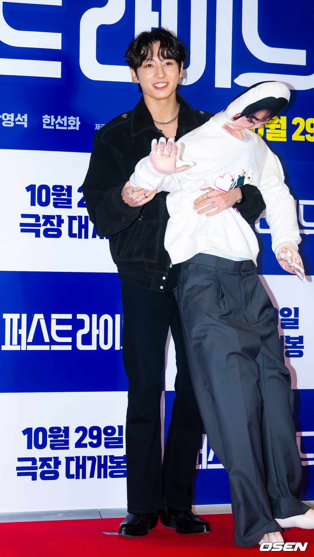 27일 오후 서울 롯데시네마 월드타워 씨네파크에서 영화 '퍼스트 라이드' VIP 시사회 포토월 행사가 열렸다.'퍼스트 라이드'는 끝을 보는 놈 태정(강하늘), 해맑은 놈 도진(김영광), 잘생긴 놈 연민(차은우), 눈 뜨고 자는 놈 금복(강영석), 사랑스러운 놈 옥심(한선화)까지 뭉치면 더 웃긴 24년 지기 친구들이 첫 해외여행을 떠나는 대환장 코미디 영화. 방탄소년단(BTS) 정국이 포토타임을 갖고 있다. 2025.10.27 /rumi@osen.co.kr