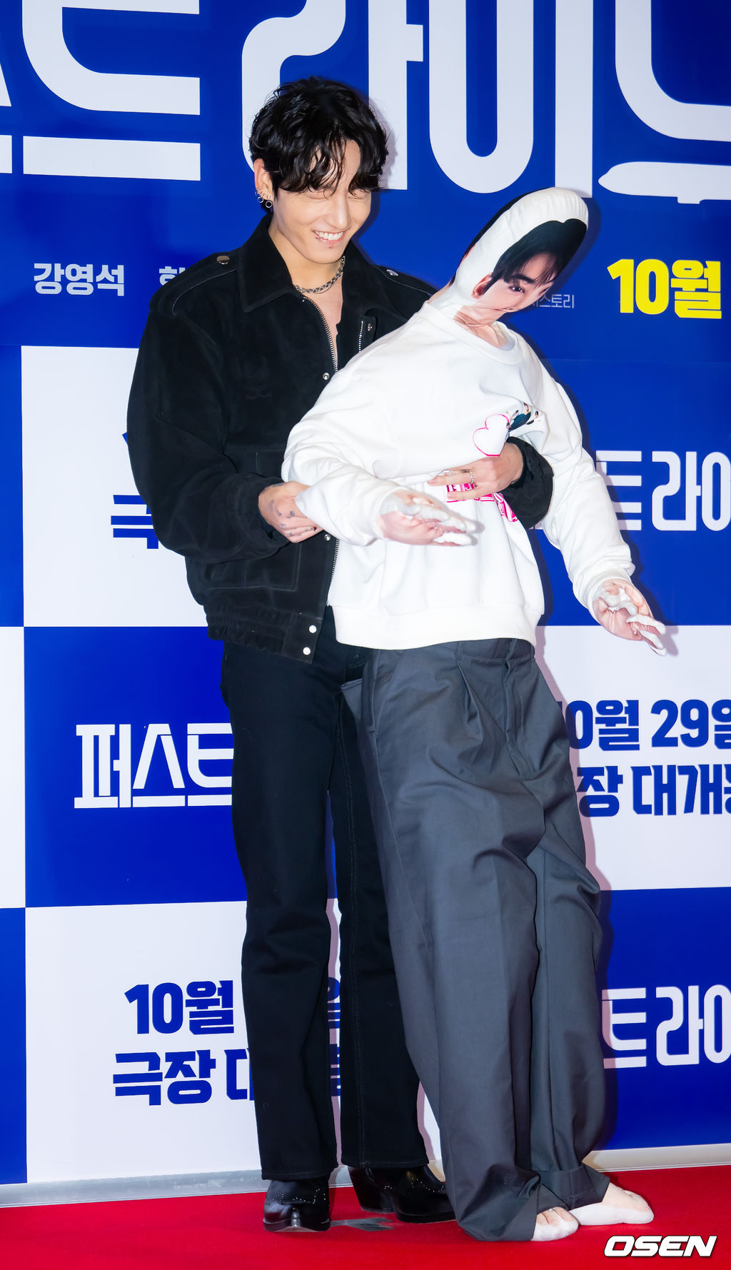 27일 오후 서울 롯데시네마 월드타워 씨네파크에서 영화 '퍼스트 라이드' VIP 시사회 포토월 행사가 열렸다.'퍼스트 라이드'는 끝을 보는 놈 태정(강하늘), 해맑은 놈 도진(김영광), 잘생긴 놈 연민(차은우), 눈 뜨고 자는 놈 금복(강영석), 사랑스러운 놈 옥심(한선화)까지 뭉치면 더 웃긴 24년 지기 친구들이 첫 해외여행을 떠나는 대환장 코미디 영화. 방탄소년단(BTS) 정국이 포토타임을 갖고 있다. 2025.10.27 /rumi@osen.co.kr