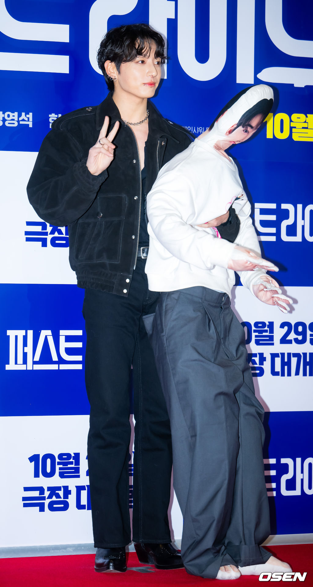 27일 오후 서울 롯데시네마 월드타워 씨네파크에서 영화 '퍼스트 라이드' VIP 시사회 포토월 행사가 열렸다.'퍼스트 라이드'는 끝을 보는 놈 태정(강하늘), 해맑은 놈 도진(김영광), 잘생긴 놈 연민(차은우), 눈 뜨고 자는 놈 금복(강영석), 사랑스러운 놈 옥심(한선화)까지 뭉치면 더 웃긴 24년 지기 친구들이 첫 해외여행을 떠나는 대환장 코미디 영화. 방탄소년단(BTS) 정국이 포토타임을 갖고 있다. 2025.10.27 /rumi@osen.co.kr