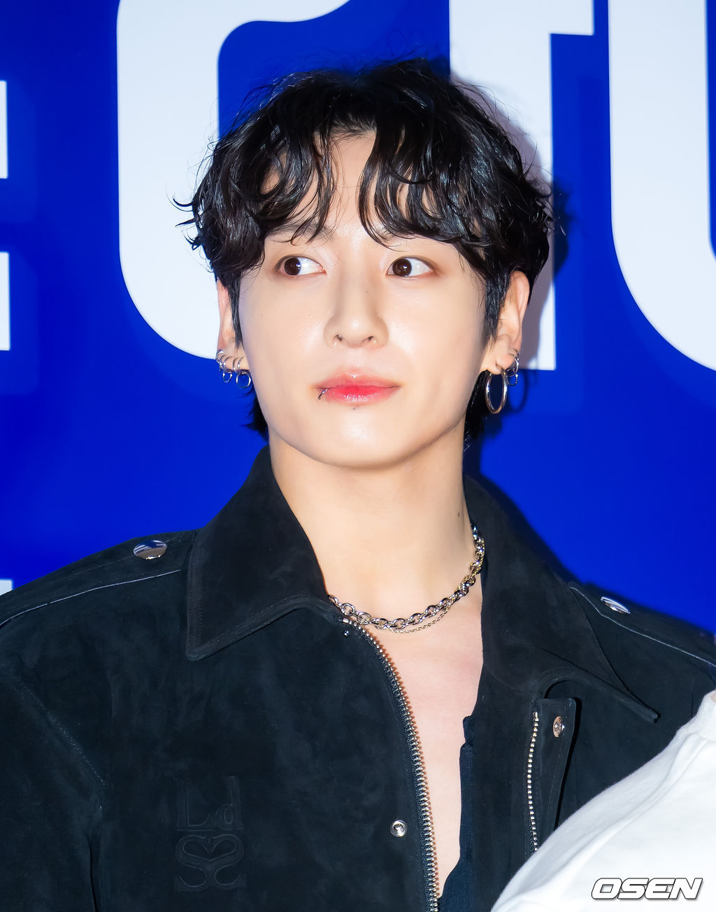 27일 오후 서울 롯데시네마 월드타워 씨네파크에서 영화 '퍼스트 라이드' VIP 시사회 포토월 행사가 열렸다.'퍼스트 라이드'는 끝을 보는 놈 태정(강하늘), 해맑은 놈 도진(김영광), 잘생긴 놈 연민(차은우), 눈 뜨고 자는 놈 금복(강영석), 사랑스러운 놈 옥심(한선화)까지 뭉치면 더 웃긴 24년 지기 친구들이 첫 해외여행을 떠나는 대환장 코미디 영화. 방탄소년단(BTS) 정국이 포토타임을 갖고 있다. 2025.10.27 /rumi@osen.co.kr