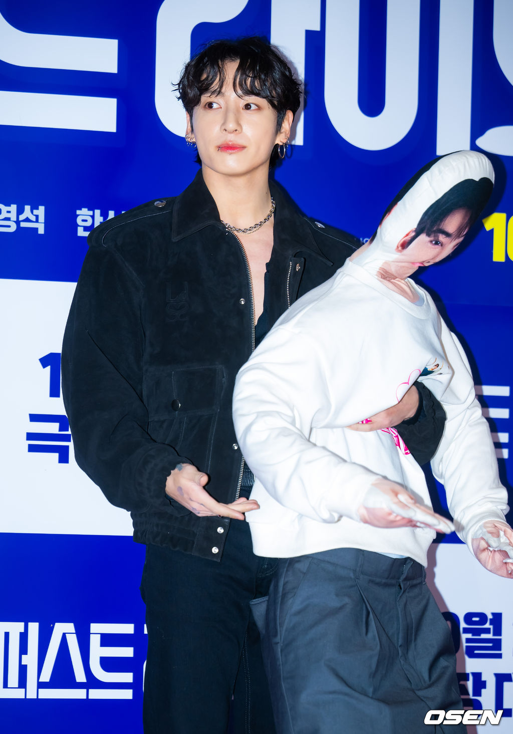 27일 오후 서울 롯데시네마 월드타워 씨네파크에서 영화 '퍼스트 라이드' VIP 시사회 포토월 행사가 열렸다.'퍼스트 라이드'는 끝을 보는 놈 태정(강하늘), 해맑은 놈 도진(김영광), 잘생긴 놈 연민(차은우), 눈 뜨고 자는 놈 금복(강영석), 사랑스러운 놈 옥심(한선화)까지 뭉치면 더 웃긴 24년 지기 친구들이 첫 해외여행을 떠나는 대환장 코미디 영화. 방탄소년단(BTS) 정국이 포토타임을 갖고 있다. 2025.10.27 /rumi@osen.co.kr