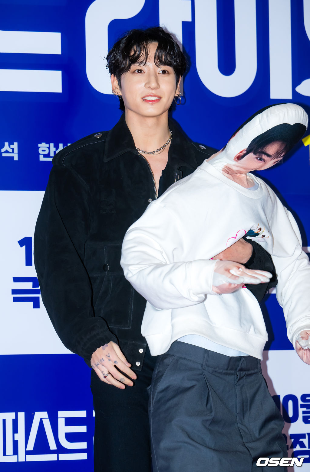 27일 오후 서울 롯데시네마 월드타워 씨네파크에서 영화 '퍼스트 라이드' VIP 시사회 포토월 행사가 열렸다.'퍼스트 라이드'는 끝을 보는 놈 태정(강하늘), 해맑은 놈 도진(김영광), 잘생긴 놈 연민(차은우), 눈 뜨고 자는 놈 금복(강영석), 사랑스러운 놈 옥심(한선화)까지 뭉치면 더 웃긴 24년 지기 친구들이 첫 해외여행을 떠나는 대환장 코미디 영화. 방탄소년단(BTS) 정국이 포토타임을 갖고 있다. 2025.10.27 /rumi@osen.co.kr