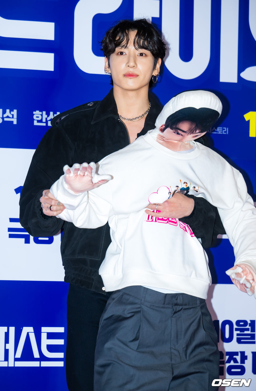 27일 오후 서울 롯데시네마 월드타워 씨네파크에서 영화 '퍼스트 라이드' VIP 시사회 포토월 행사가 열렸다.'퍼스트 라이드'는 끝을 보는 놈 태정(강하늘), 해맑은 놈 도진(김영광), 잘생긴 놈 연민(차은우), 눈 뜨고 자는 놈 금복(강영석), 사랑스러운 놈 옥심(한선화)까지 뭉치면 더 웃긴 24년 지기 친구들이 첫 해외여행을 떠나는 대환장 코미디 영화. 방탄소년단(BTS) 정국이 포토타임을 갖고 있다. 2025.10.27 /rumi@osen.co.kr