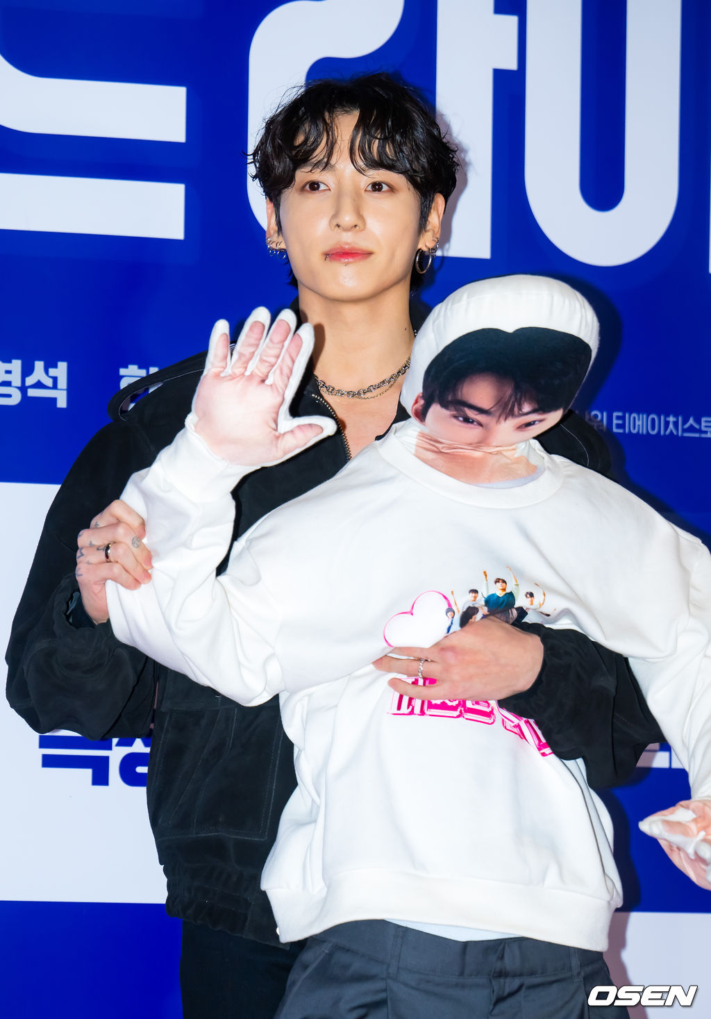 27일 오후 서울 롯데시네마 월드타워 씨네파크에서 영화 '퍼스트 라이드' VIP 시사회 포토월 행사가 열렸다.'퍼스트 라이드'는 끝을 보는 놈 태정(강하늘), 해맑은 놈 도진(김영광), 잘생긴 놈 연민(차은우), 눈 뜨고 자는 놈 금복(강영석), 사랑스러운 놈 옥심(한선화)까지 뭉치면 더 웃긴 24년 지기 친구들이 첫 해외여행을 떠나는 대환장 코미디 영화. 방탄소년단(BTS) 정국이 포토타임을 갖고 있다. 2025.10.27 /rumi@osen.co.kr