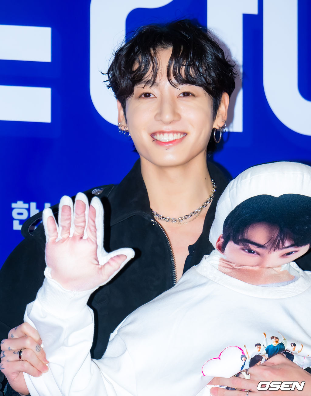 27일 오후 서울 롯데시네마 월드타워 씨네파크에서 영화 '퍼스트 라이드' VIP 시사회 포토월 행사가 열렸다.'퍼스트 라이드'는 끝을 보는 놈 태정(강하늘), 해맑은 놈 도진(김영광), 잘생긴 놈 연민(차은우), 눈 뜨고 자는 놈 금복(강영석), 사랑스러운 놈 옥심(한선화)까지 뭉치면 더 웃긴 24년 지기 친구들이 첫 해외여행을 떠나는 대환장 코미디 영화. 방탄소년단(BTS) 정국이 포토타임을 갖고 있다. 2025.10.27 /rumi@osen.co.kr