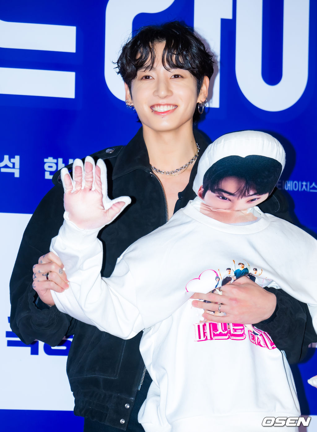 27일 오후 서울 롯데시네마 월드타워 씨네파크에서 영화 '퍼스트 라이드' VIP 시사회 포토월 행사가 열렸다.'퍼스트 라이드'는 끝을 보는 놈 태정(강하늘), 해맑은 놈 도진(김영광), 잘생긴 놈 연민(차은우), 눈 뜨고 자는 놈 금복(강영석), 사랑스러운 놈 옥심(한선화)까지 뭉치면 더 웃긴 24년 지기 친구들이 첫 해외여행을 떠나는 대환장 코미디 영화. 방탄소년단(BTS) 정국이 포토타임을 갖고 있다. 2025.10.27 /rumi@osen.co.kr