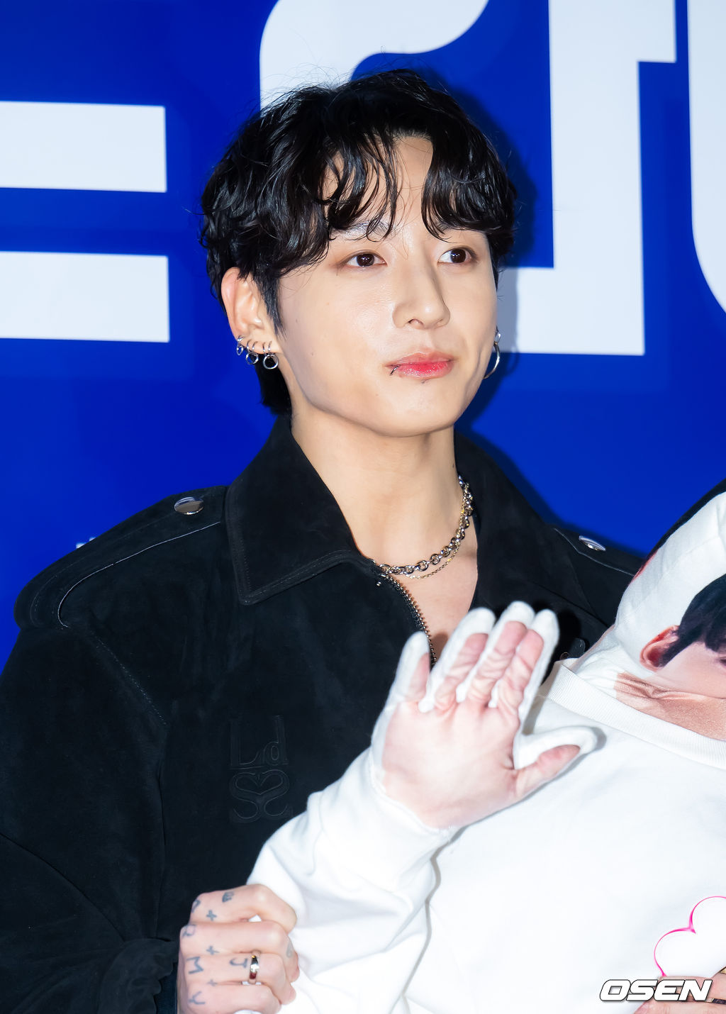 27일 오후 서울 롯데시네마 월드타워 씨네파크에서 영화 '퍼스트 라이드' VIP 시사회 포토월 행사가 열렸다.'퍼스트 라이드'는 끝을 보는 놈 태정(강하늘), 해맑은 놈 도진(김영광), 잘생긴 놈 연민(차은우), 눈 뜨고 자는 놈 금복(강영석), 사랑스러운 놈 옥심(한선화)까지 뭉치면 더 웃긴 24년 지기 친구들이 첫 해외여행을 떠나는 대환장 코미디 영화. 방탄소년단(BTS) 정국이 포토타임을 갖고 있다. 2025.10.27 /rumi@osen.co.kr