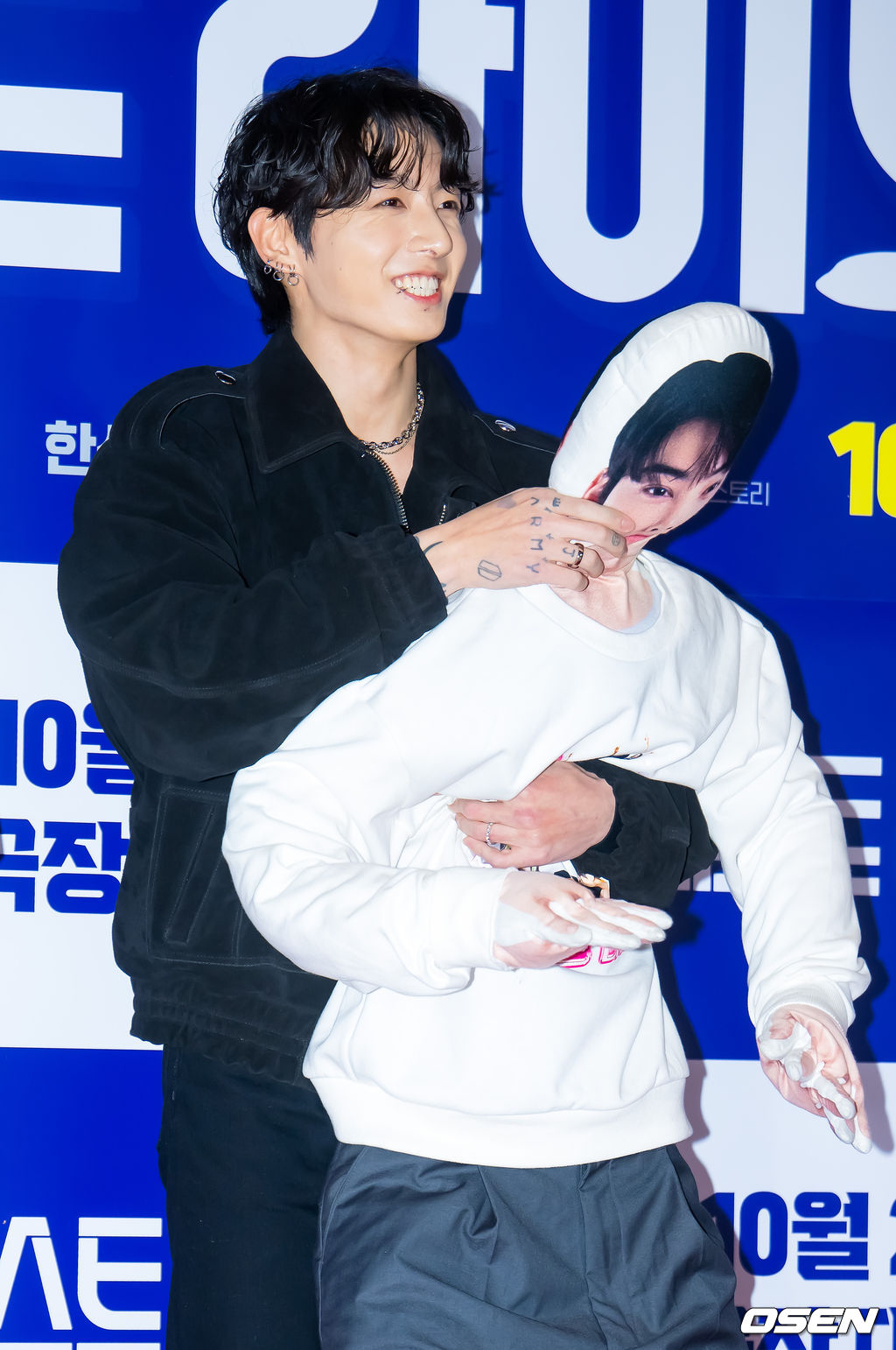 27일 오후 서울 롯데시네마 월드타워 씨네파크에서 영화 '퍼스트 라이드' VIP 시사회 포토월 행사가 열렸다.'퍼스트 라이드'는 끝을 보는 놈 태정(강하늘), 해맑은 놈 도진(김영광), 잘생긴 놈 연민(차은우), 눈 뜨고 자는 놈 금복(강영석), 사랑스러운 놈 옥심(한선화)까지 뭉치면 더 웃긴 24년 지기 친구들이 첫 해외여행을 떠나는 대환장 코미디 영화. 방탄소년단(BTS) 정국이 포토타임을 갖고 있다. 2025.10.27 /rumi@osen.co.kr