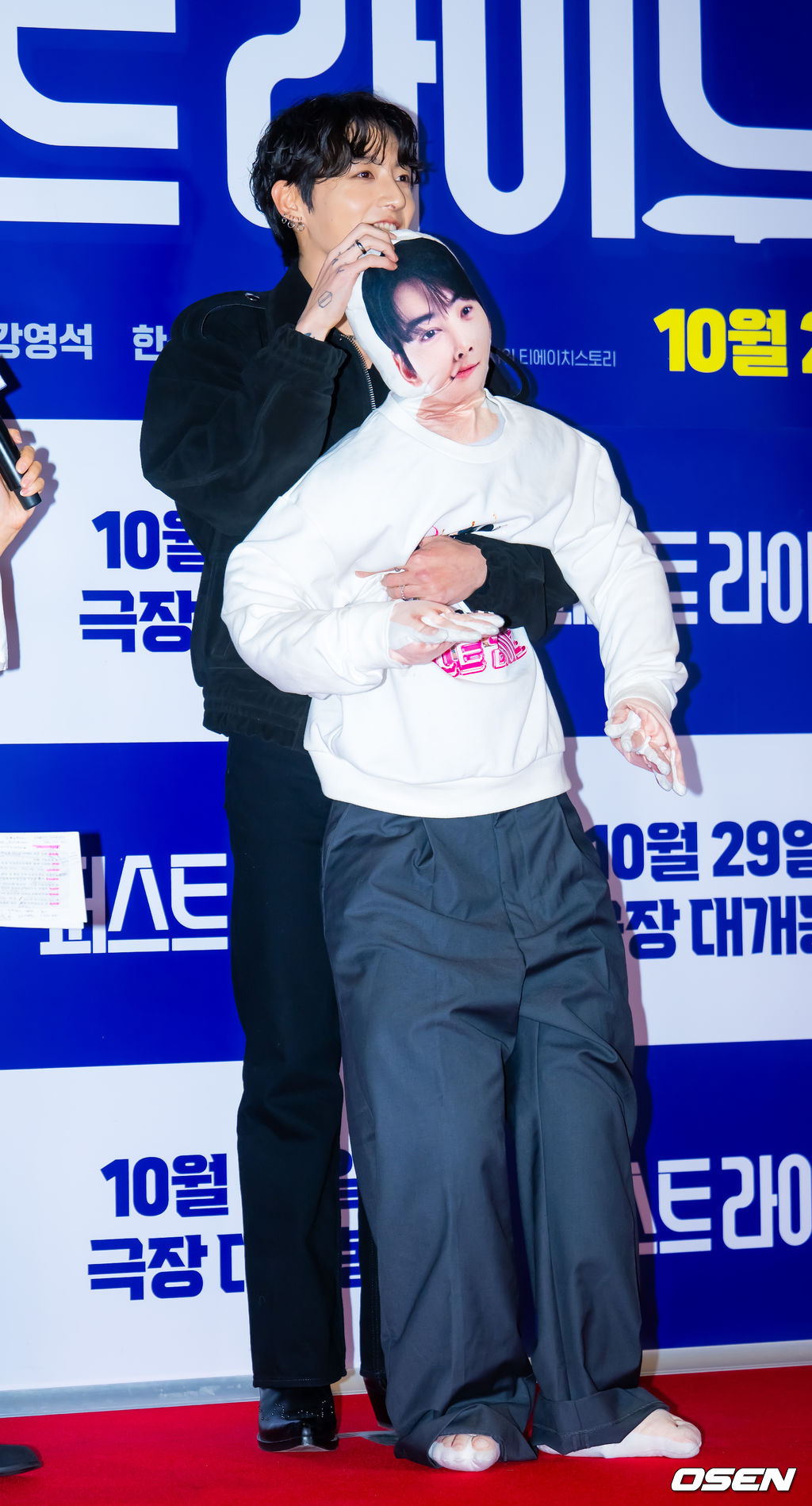 27일 오후 서울 롯데시네마 월드타워 씨네파크에서 영화 '퍼스트 라이드' VIP 시사회 포토월 행사가 열렸다.'퍼스트 라이드'는 끝을 보는 놈 태정(강하늘), 해맑은 놈 도진(김영광), 잘생긴 놈 연민(차은우), 눈 뜨고 자는 놈 금복(강영석), 사랑스러운 놈 옥심(한선화)까지 뭉치면 더 웃긴 24년 지기 친구들이 첫 해외여행을 떠나는 대환장 코미디 영화. 방탄소년단(BTS) 정국이 포토타임을 갖고 있다. 2025.10.27 /rumi@osen.co.kr