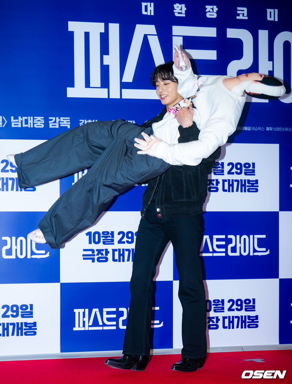 27일 오후 서울 롯데시네마 월드타워 씨네파크에서 영화 '퍼스트 라이드' VIP 시사회 포토월 행사가 열렸다.'퍼스트 라이드'는 끝을 보는 놈 태정(강하늘), 해맑은 놈 도진(김영광), 잘생긴 놈 연민(차은우), 눈 뜨고 자는 놈 금복(강영석), 사랑스러운 놈 옥심(한선화)까지 뭉치면 더 웃긴 24년 지기 친구들이 첫 해외여행을 떠나는 대환장 코미디 영화. 방탄소년단(BTS) 정국이 포토타임을 갖고 있다. 2025.10.27 /rumi@osen.co.kr