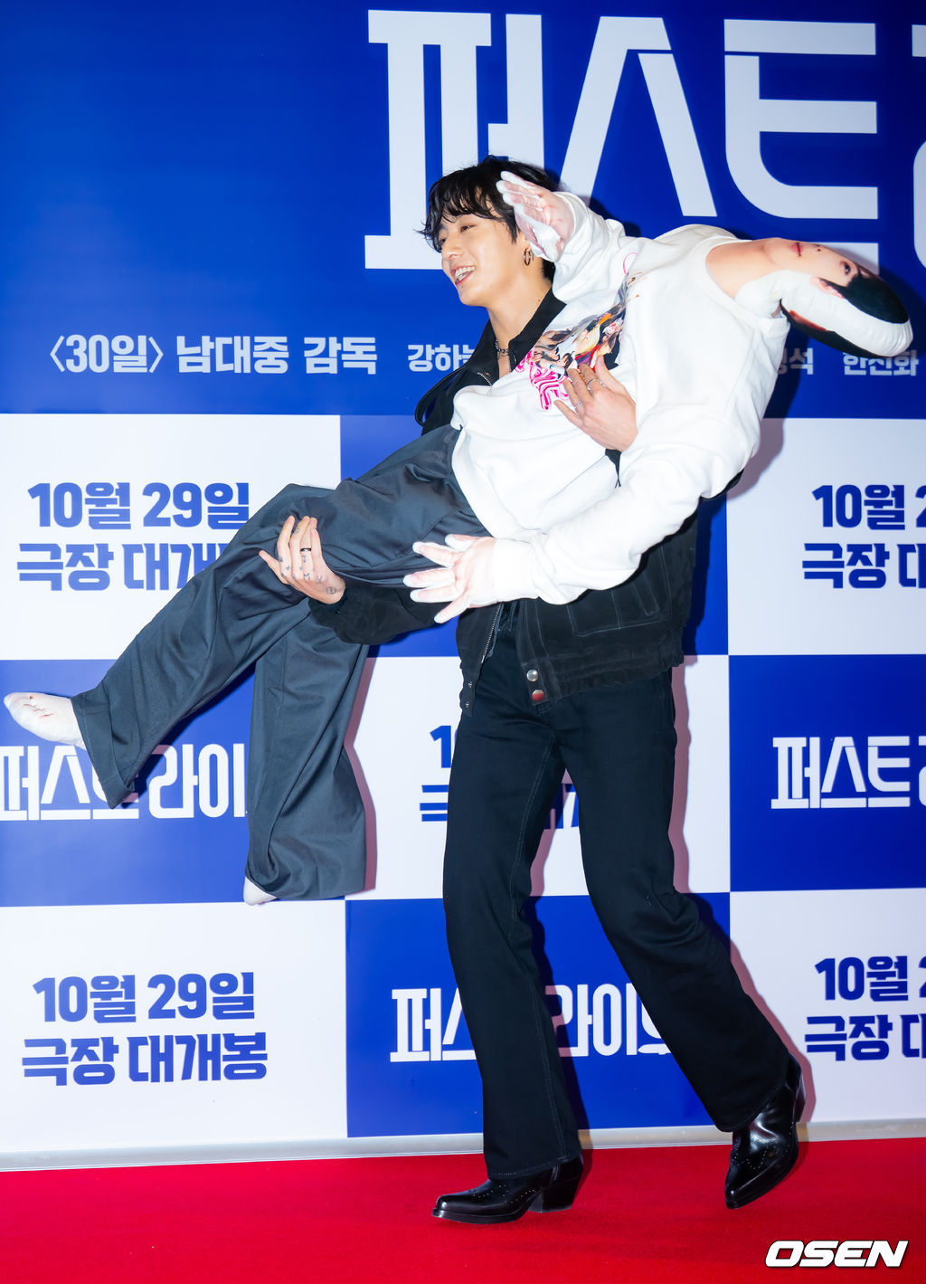 27일 오후 서울 롯데시네마 월드타워 씨네파크에서 영화 '퍼스트 라이드' VIP 시사회 포토월 행사가 열렸다.'퍼스트 라이드'는 끝을 보는 놈 태정(강하늘), 해맑은 놈 도진(김영광), 잘생긴 놈 연민(차은우), 눈 뜨고 자는 놈 금복(강영석), 사랑스러운 놈 옥심(한선화)까지 뭉치면 더 웃긴 24년 지기 친구들이 첫 해외여행을 떠나는 대환장 코미디 영화. 방탄소년단(BTS) 정국이 포토타임을 갖고 있다. 2025.10.27 /rumi@osen.co.kr