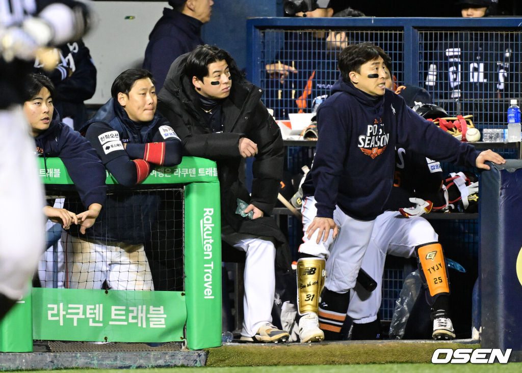 27일 오후 서울 잠실야구장에서 2025 신한 SOL Bank KBO리그 포스트시즌 한국시리즈 2차전 LG 트윈스와 한화 이글스의 경기가 열렸다.LG는 임찬규, 한화는 류현진을 선발 투수로 내세웠다.6회초 한화 선수들이 더그아웃에서 경기를 바라보고 있다. 2025.10.27 /sunday@osen.co.kr