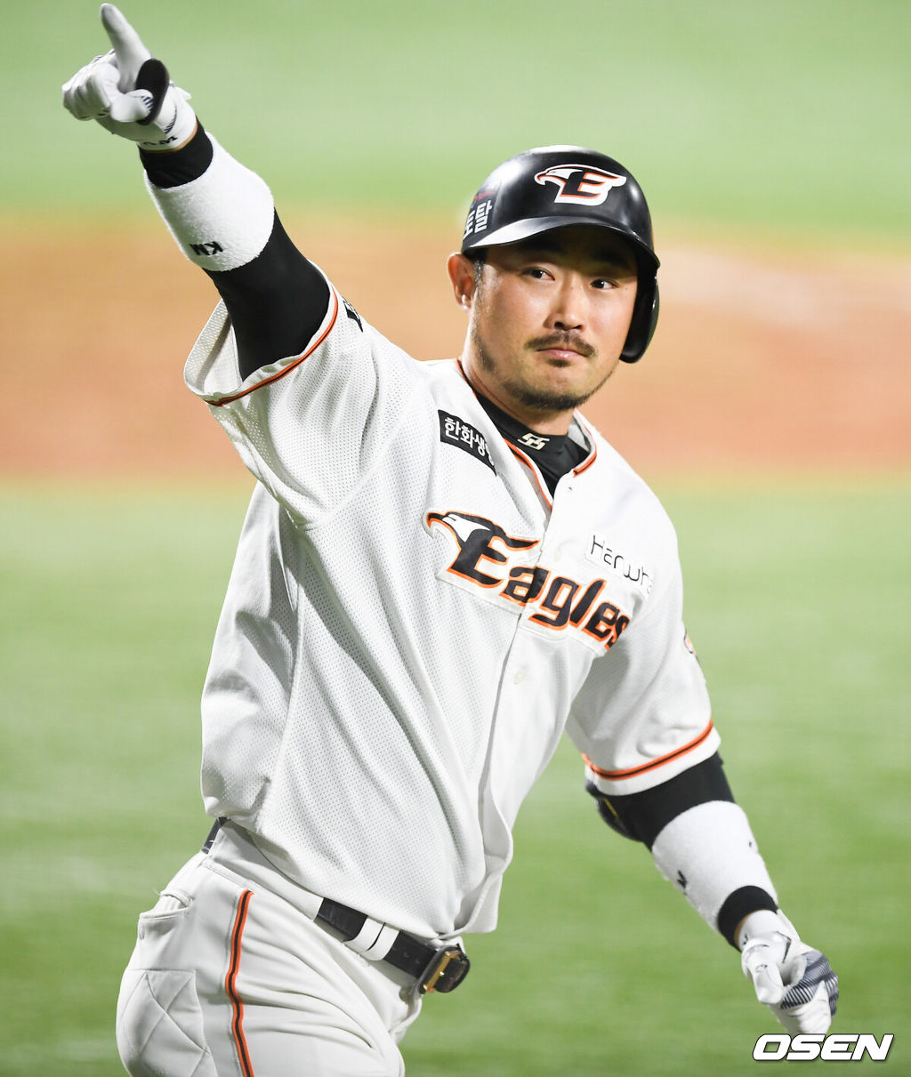 21일 청주구장에서 열린  '2018 신한은행 MY CAR KBO리그' 한화 이글스와 LG 트윈스의 경기, 9회말 2사 2,3루에서 한화 송광민이 끝내기 3점 홈런을 친 뒫 기뻐하고 있다. 2018.06.21