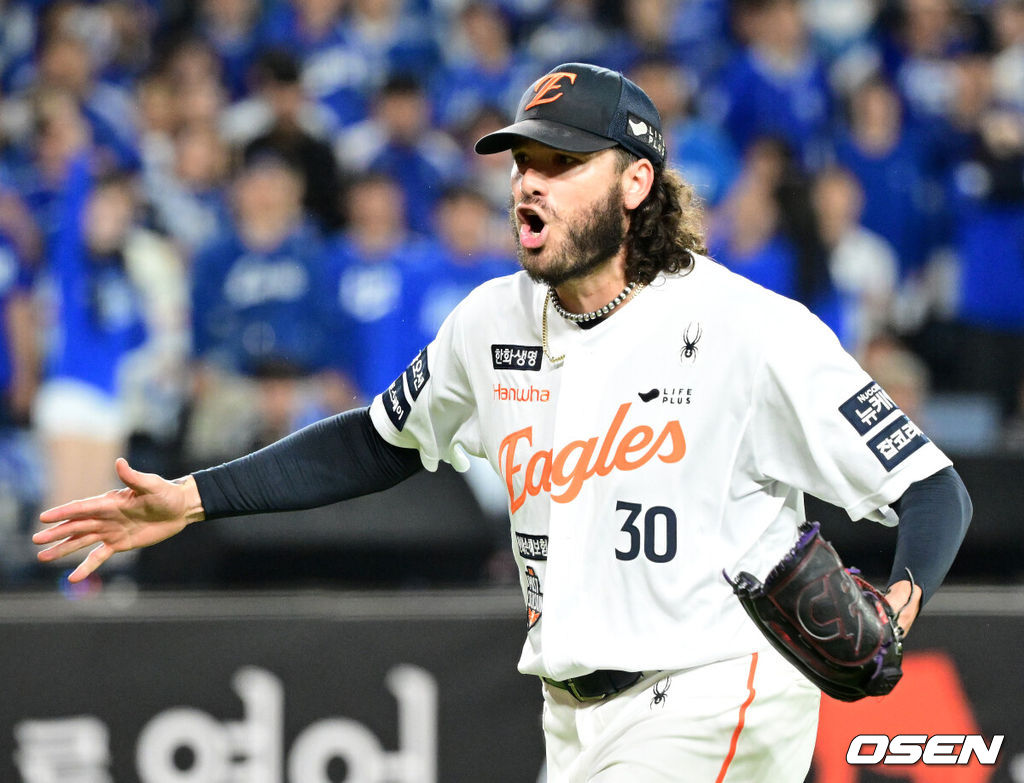 24일 오후 대전 한화생명볼파크에서 2025 신한 SOL Bank KBO리그 포스트시즌 플레이오프 5차전 한화 이글스와 삼성 라이온즈의 경기가 열렸다.한화는 코디 폰세, 삼성은 최원태를 선발 투수로 내세웠다.2회초 2사 1루에서 한화 폰세가 삼성 1루주자 김지찬을 견제사로 처리하며 환호하고 있다. 2025.10.24 /sunday@osen.co.kr