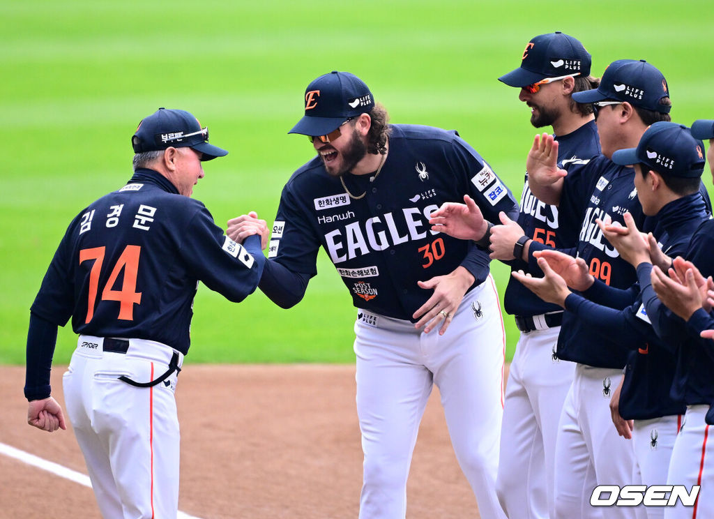 26일 오후 서울 잠실야구장에서 2025 신한 SOL Bank KBO리그 포스트시즌 한국시리즈 1차전 LG 트윈스와 한화 이글스의 경기가 열렸다.LG는 앤더스 톨허스트, 한화는 문동주를 선발 투수로 내세웠다.경기에 앞서 한화 김경문 감독이 폰세와 손을 맞잡고 있다. 2025.10.26 /jpnews@osen.co.kr