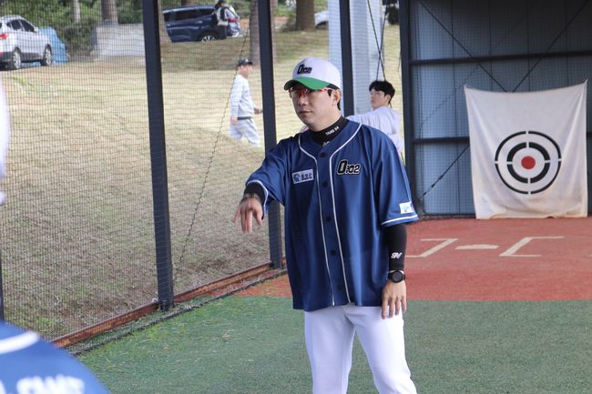 2025 제3회 홍성군과 함께하는 김태균 야구캠프가 지난 25일 충남 홍성군 결성면 만해야구장에서 성황리에 개최됐다. 양현종(KIA)이 선수들을 지도하고 있다. /티케이오시비 제공