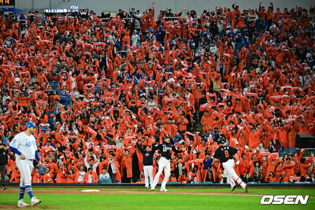 21일 대구 삼성라이온즈파크에서 2025 신한 SOL Bank KBO리그 포스트시즌 플레이오프 3차전 삼성 라이온즈와 한화 이글스의 경기가 열렸다.홈팀 삼성은 후라도, 방문팀 한화는 류현진을 선발로 내세웠다.5회초 2사 2루 한화 노시환이 재역전 투런 홈런을 날린 뒤 베이스를 돌고 있다.  2025.10.21 /cej@osen.co.kr