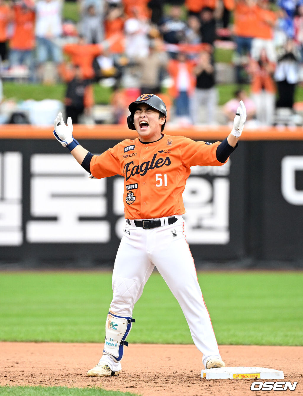 18일 오후 대전 한화생명볼파크에서 2025 신한 SOL Bank KBO리그 포스트시즌 플레이오프 1차전 한화 이글스와 삼성 라이온즈의 경기가 열렸다.한화는 폰세, 삼성은 가라비토를 선발 투수로 내세웠다.2회말 2사 만루에서 한화 문현빈이 우월 3타점 적시 2루타를 치고 환호하고 있다. 2025.10.18 /sunday@osen.co.kr