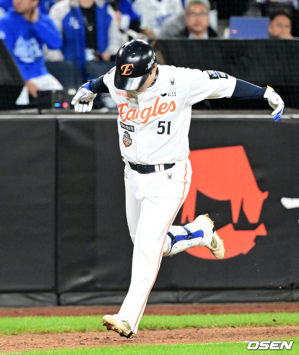 24일 오후 대전 한화생명볼파크에서 2025 신한 SOL Bank KBO리그 포스트시즌 플레이오프 5차전 한화 이글스와 삼성 라이온즈의 경기가 열렸다.한화는 코디 폰세, 삼성은 최원태를 선발 투수로 내세웠다.8회말 1사 1루에서 한화 문현빈이 우월 투런 홈런을 치고 환호하고 있다. 2025.10.24 /sunday@osen.co.kr