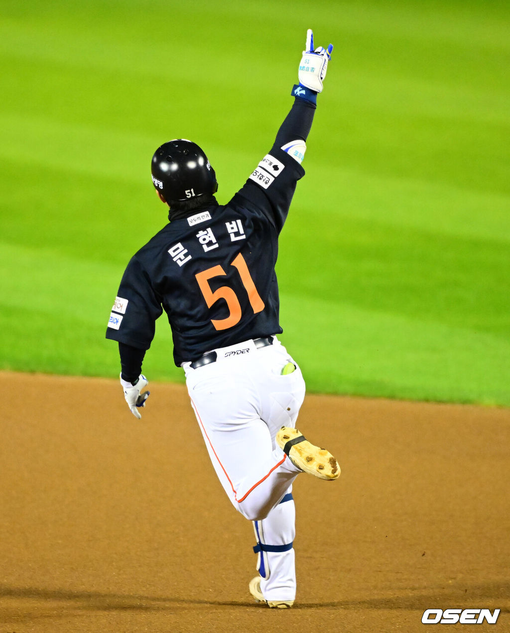 27일 오후 서울 잠실야구장에서 2025 신한 SOL Bank KBO리그 포스트시즌 한국시리즈 2차전 LG 트윈스와 한화 이글스의 경기가 열렸다.LG는 임찬규, 한화는 류현진을 선발 투수로 내세웠다.1회초 1사 1루에서 한화 문현빈이 선제 우월 투런포를 날리며 기뻐하고 있다. 2025.10.27 /jpnews@osen.co.kr