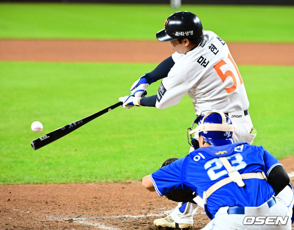 24일 오후 대전 한화생명볼파크에서 2025 신한 SOL Bank KBO리그 포스트시즌 플레이오프 5차전 한화 이글스와 삼성 라이온즈의 경기가 열렸다.한화는 코디 폰세, 삼성은 최원태를 선발 투수로 내세웠다.8회말 1사 1루에서 한화 문현빈이 우월 투런포를 날리고 있다. 2025.10.24 /jpnews@osen.co.kr