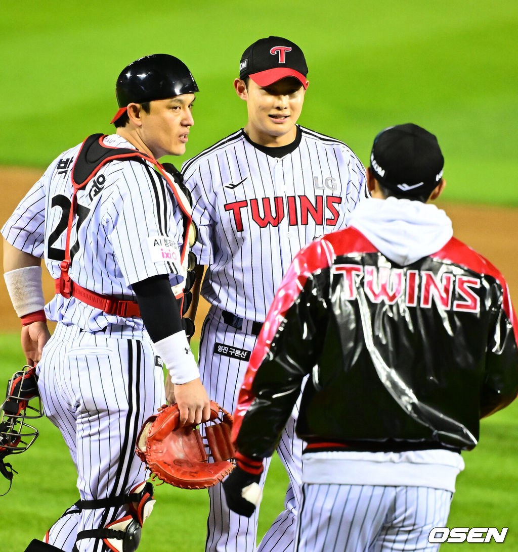 27일 오후 서울 잠실야구장에서 2025 신한 SOL Bank KBO리그 포스트시즌 한국시리즈 2차전 LG 트윈스와 한화 이글스의 경기가 열렸다.LG는 임찬규, 한화는 류현진을 선발 투수로 내세웠다.4회초 2사 만루에서 LG 김영우가 한화 문현빈에 밀어내기 볼넷을 허용하며 교체되고 있다. 2025.10.27 /jpnews@osen.co.kr