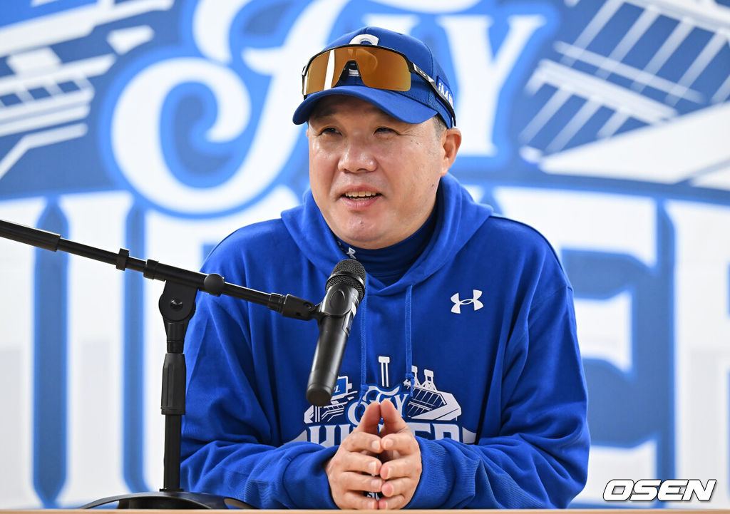 22일 대구 삼성라이온즈파크에서 2025 신한 SOL뱅크 KBO 플레이오프 삼성 라이온즈와 한화 이글스의 4차전 경기가 열린다. 홈팀 삼성은 원태인이, 방문팀 한화는 정우주가 선발 투수로 출전한다.삼성 라이온즈 박진만 감독이 기자회견을 하고 있다. 2025.10.22 / foto0307@osen.co.kr