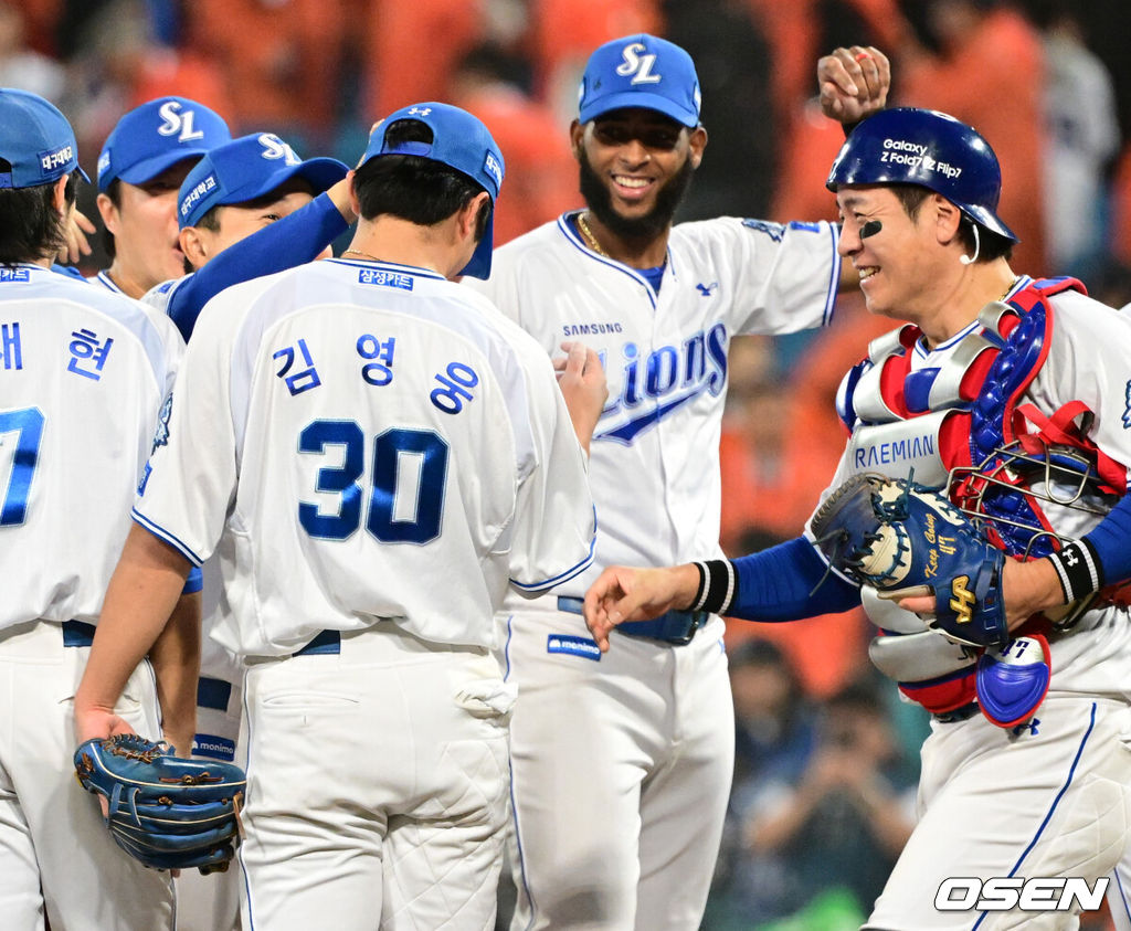 프로야구 삼성 라이온즈가 아직 플레이오프는 끝나지 않았다고 외쳤다. 김영웅의 미친 대활약에 힘입어 시리즈를 5차전으로 끌고 간다.삼성은 22일 대구 삼성 라이온즈파크에서 열린 '2025 신한 SOL뱅크 KBO리그' 포스트스진 플레이오프 4차전 한화 이글스와의 경기에서 7-4로 역전승을 거뒀다. 이로써 삼성은 시리즈 전적 2승2패를 만들며 승부를 5차전까지 끌고 갔다. 5차전은 오는 24일 대전 한화생명볼파크에서 열린다. 이날 김영웅이 동점 스리런 홈런과 역전 스리런 홈런을 연달아 뽑아내며 승리를 이끌었다. 김영웅은 이날 6타점을 더하면서 2017년 두산 오재일과 함께 단일 플레이오프 최다 타점(12타점) 타이를 이뤘다.삼성이 김영웅과 승리를 기뻐하고 있다. 2025.10.22 /cej@osen.co.kr