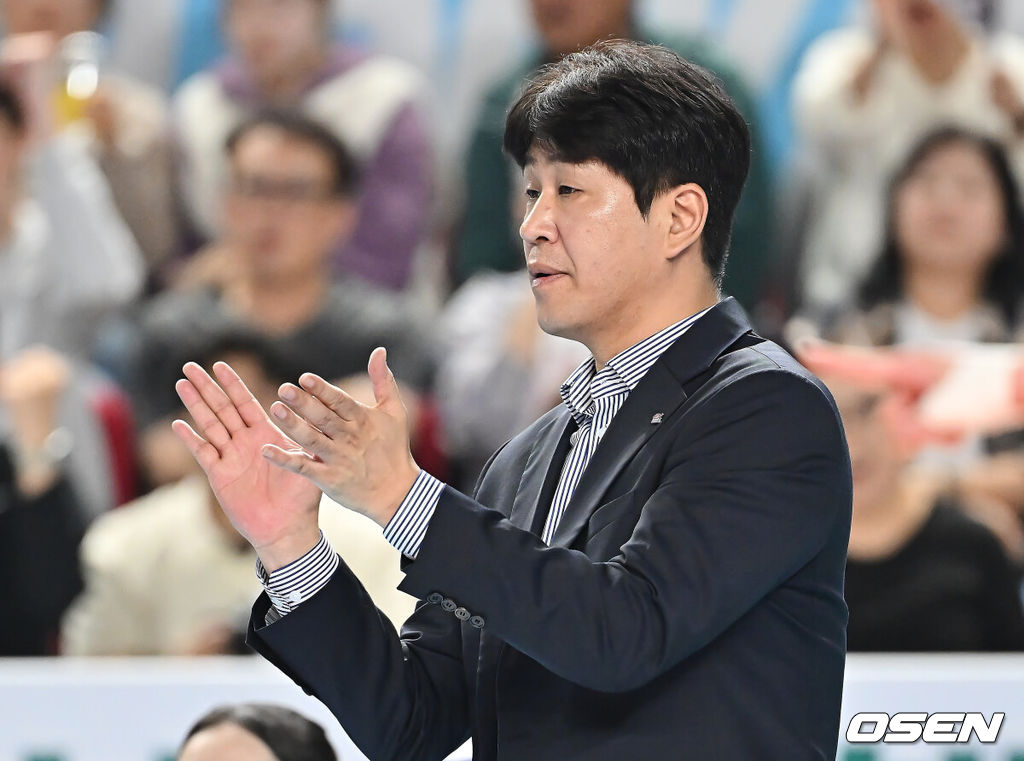 25일 김천실내체육관에서 진에어 2025-2026시즌 V리그 여자부 한국도로공사와 흥국생명의 경기가 열렸다. 배구 예능 프로그램 '신인 감독 김연경'에서 세터로 존재감을 보여준 베테랑 이나연이 여자 프로배구 흥국생명 유니폼을 입고 제2의 배구 인생을 시작한다.한국도로공사 김종민 감독이 선수들을 독려하고 있다. 2025.10.25 / foto0307@osen.co.kr