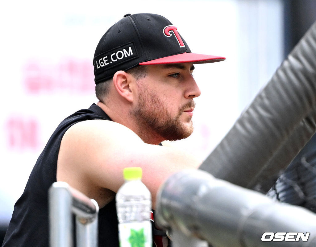 26일 오후 서울 잠실야구장에서 2025 신한 SOL Bank KBO리그 포스트시즌 한국시리즈 1차전 LG 트윈스와 한화 이글스의 경기가 열렸다.LG는 앤더스 톨허스트, 한화는 문동주를 선발 투수로 내세웠다.경기에 앞서 LG 오스틴이 훈련을 바라보고 있다. 2025.10.26 /sunday@osen.co.kr