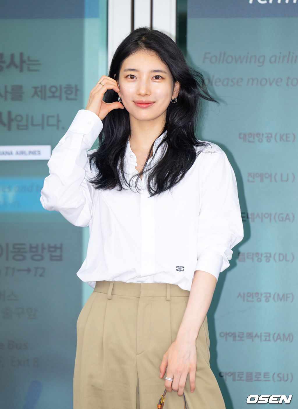 4일 오전 배우 수지가 해외일정 참석 차 인천국제공항을 통해 프랑스 파리로 출국했다. 배우 수지가 포즈를 취하고 있다. 2025.07.04 / ksl0919@osen.co.kr