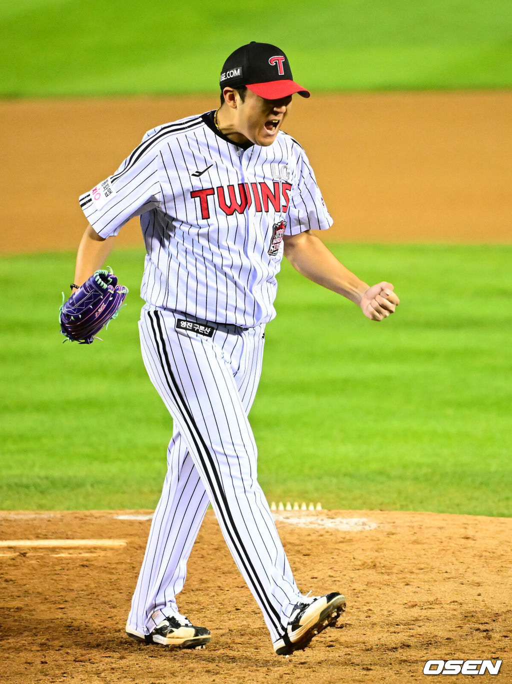 27일 오후 서울 잠실야구장에서 2025 신한 SOL Bank KBO리그 포스트시즌 한국시리즈 2차전 LG 트윈스와 한화 이글스의 경기가 열렸다.LG는 임찬규, 한화는 류현진을 선발 투수로 내세웠다.6회초 수비를 마친 LG 송승기가 포효하고 있다. 2025.10.27 /jpnews@osen.co.kr