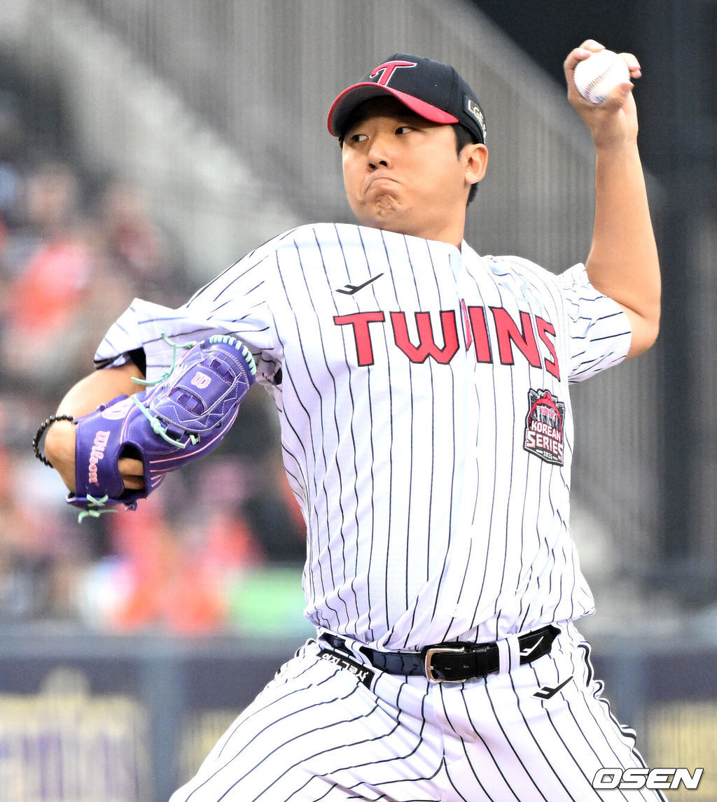 26일 오후 서울 잠실야구장에서 2025 신한 SOL Bank KBO리그 포스트시즌 한국시리즈 1차전 LG 트윈스와 한화 이글스의 경기가 열렸다.LG는 앤더스 톨허스트, 한화는 문동주를 선발 투수로 내세웠다.8회초 LG 송승기가 역투하고 있다. 2025.10.26 /sunday@osen.co.kr