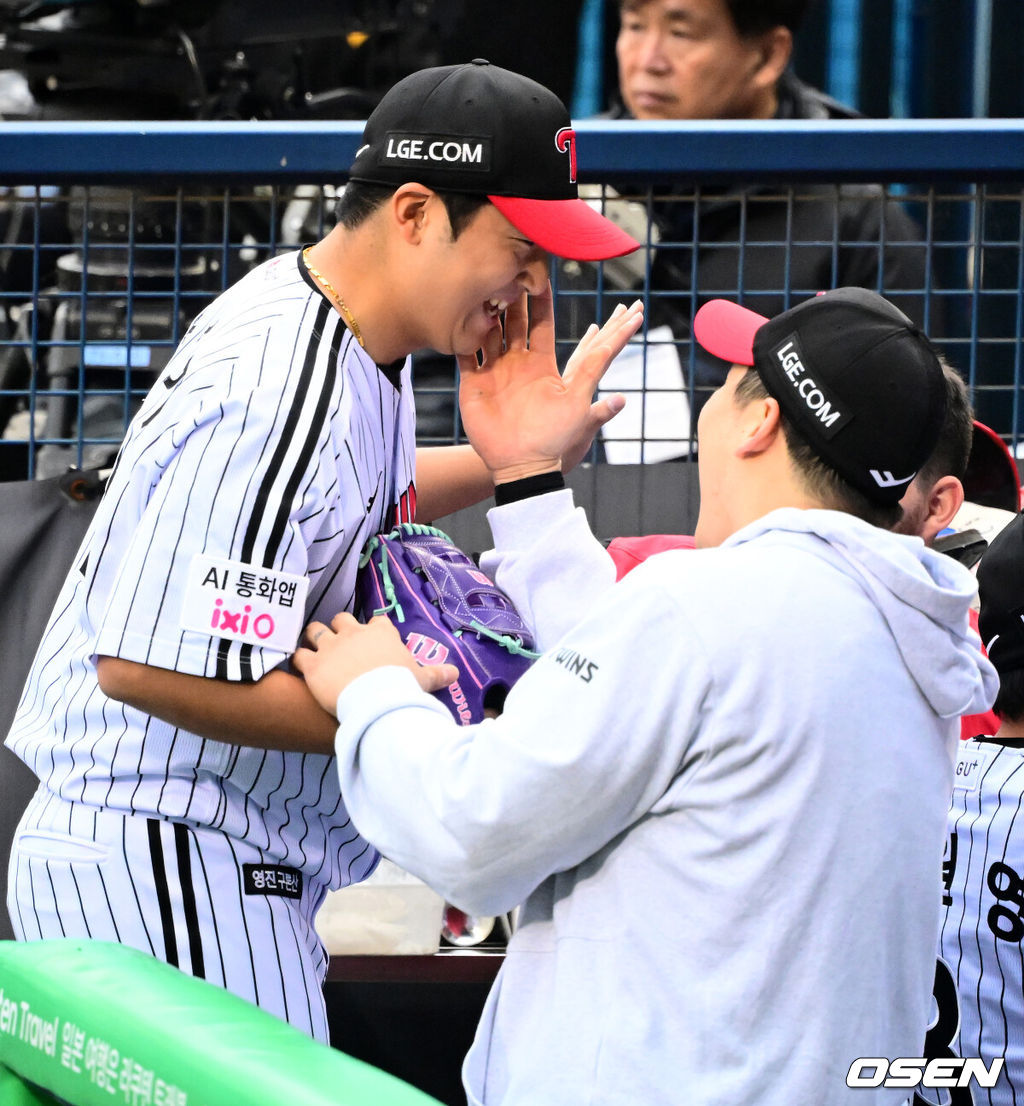 26일 오후 서울 잠실야구장에서 2025 신한 SOL Bank KBO리그 포스트시즌 한국시리즈 1차전 LG 트윈스와 한화 이글스의 경기가 열렸다.LG는 앤더스 톨허스트, 한화는 문동주를 선발 투수로 내세웠다.7회초 수비를 마치고 LG 김현수가 송승기의 볼을 쓰다듬고 있다. 2025.10.26 /jpnews@osen.co.kr