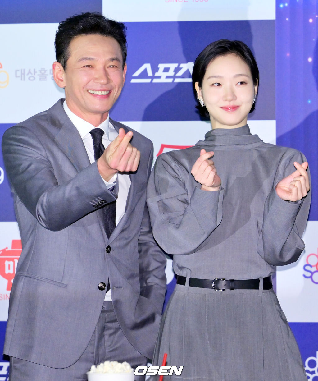 29일 오후 서울 CGV 여의도에서 제46회 청룡영화상 핸드프린팅 행사가 열렸다.이날 배우 황정민, 김고은, 정해인, 이상희, 노상현, 박주현이 참석했다. 배우 황정민, 김고은이 포토타임을 갖고 있다. 2025.10.29 / rumi@osen.co.kr