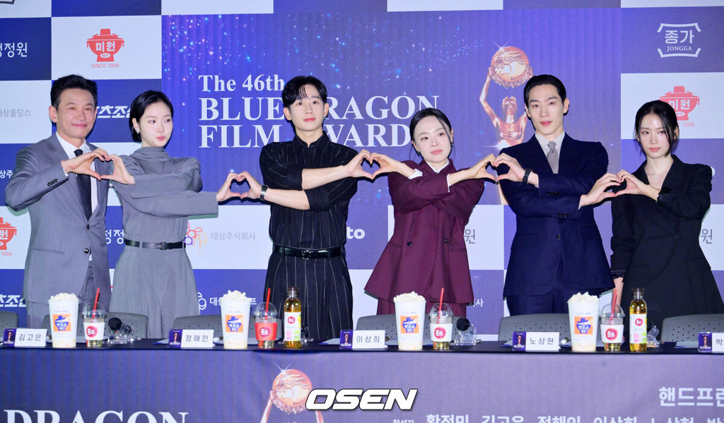 29일 오후 서울 CGV 여의도에서 제46회 청룡영화상 핸드프린팅 행사가 열렸다.이날 배우 황정민, 김고은, 정해인, 이상희, 노상현, 박주현이 참석했다. 배우 황정민, 김고은, 정해인, 이상희, 노상현, 박주현이 포토타임을 갖고 있다 2025.10.29 / rumi@osen.co.kr