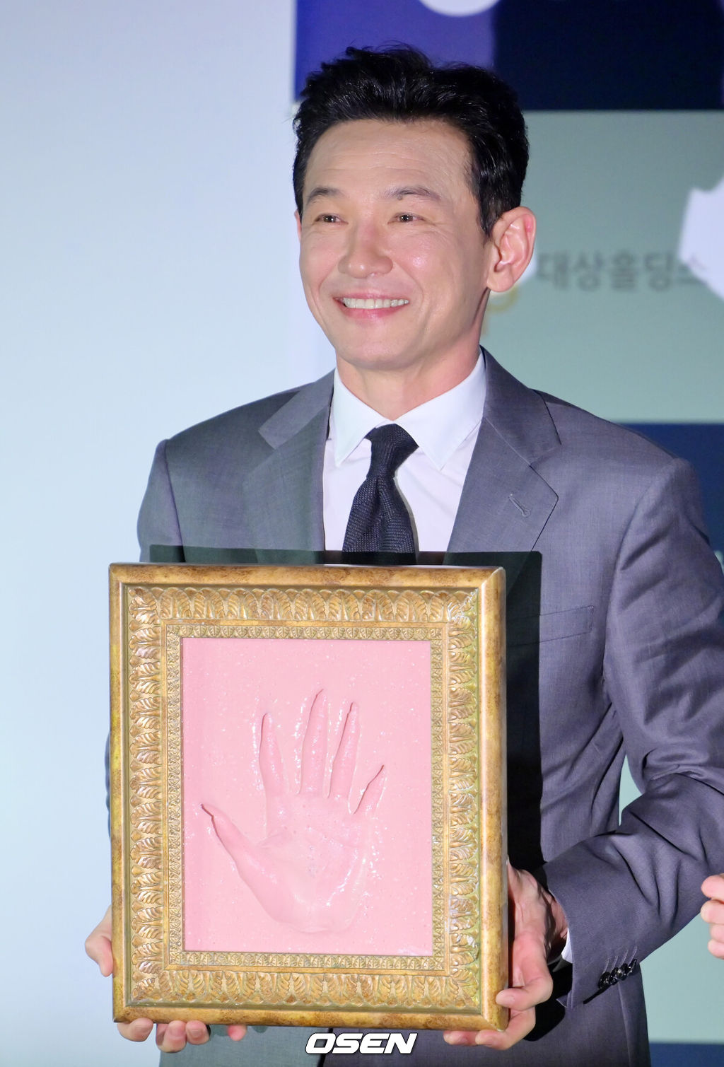 29일 서울 CGV 여의도에서 제46회 청룡영화상 핸드프린팅 행사가 열렸다.이날 배우 황정민, 김고은, 정해인, 이상희, 노상현, 박주현이 참석했다. 배우 황정민이 포토타임을 갖고 있다. 2025.10.29 / rumi@osen.co.kr