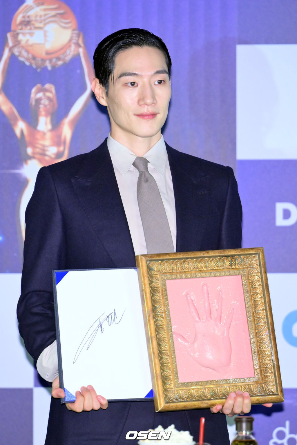 29일 서울 CGV 여의도에서 제46회 청룡영화상 핸드프린팅 행사가 열렸다.이날 배우 황정민, 김고은, 정해인, 이상희, 노상현, 박주현이 참석했다. 배우 노상현이 포토타임을 갖고 있다. 2025.10.29 / rumi@osen.co.kr