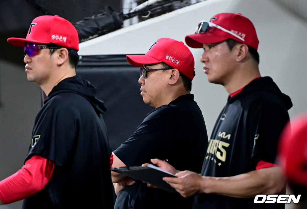 이범호 감독,손승락 수석코치,김주찬 QC 코치./OSEN DB