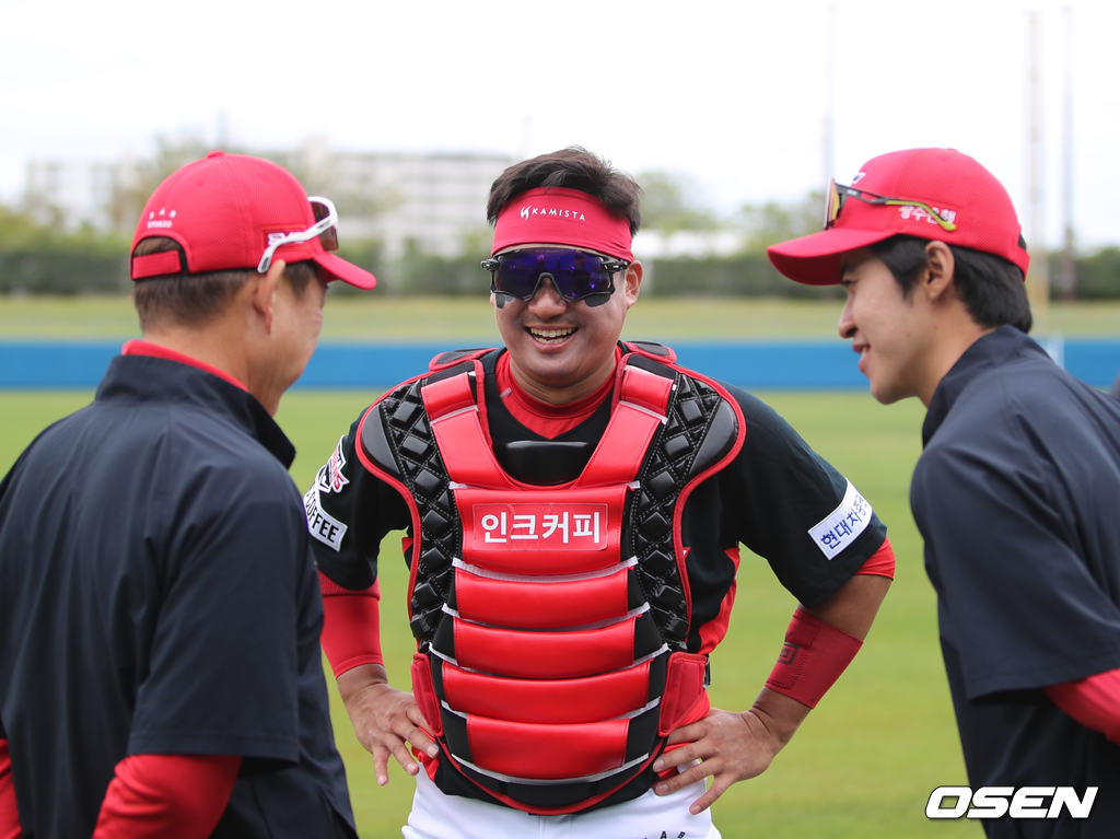 다케시 코치(왼쪽) 가 포수 김태군과 이야기를 나누고 있다./OSEN DB