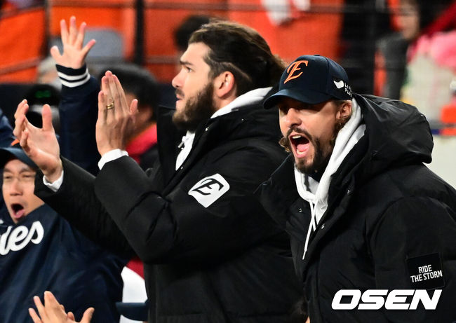 [OSEN=대전, 지형준 기자] 프로야구 한화 이글스가 극적인 역전승으로 반격에 성공했다. 한화는 29일 대전 한화생명볼파크에서 열린 2025 신한 SOL뱅크 KBO 한국시리즈 3차전 LG 트윈스와의 경기에서 7-3 역전승을 거뒀다. 1차전과 2차전을 모두 내준 한화는 이날 승리로 시리즈 전적 1승 2패 추격을 시작했다. 8회말 2사 만루에서 한화 폰세, 와이스가 황영묵이 밀어내기 볼넷을 얻어내며 동점에 성공하자 기뻐하고 있다. 2025.10.29 /jpnews@osen.co.kr