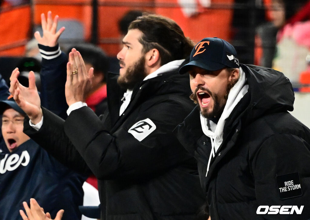 프로야구 한화 이글스가 극적인 역전승으로 반격에 성공했다. 한화는 29일 대전 한화생명볼파크에서 열린 2025 신한 SOL뱅크 KBO 한국시리즈 3차전 LG 트윈스와의 경기에서 7-3 역전승을 거뒀다. 1차전과 2차전을 모두 내준 한화는 이날 승리로 시리즈 전적 1승 2패 추격을 시작했다. 8회말 2사 만루에서 한화 폰세, 와이스가 황영묵이 밀어내기 볼넷을 얻어내며 동점에 성공하자 기뻐하고 있다. 2025.10.29 /jpnews@osen.co.kr