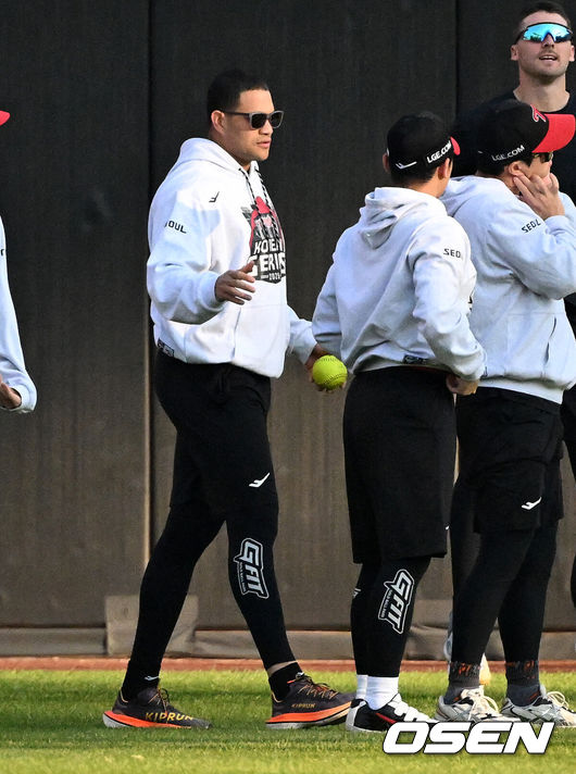 [OSEN=대전, 지형준 기자] 29일 대전 한화생명볼파크에서 2025 신한 SOL Bank KBO리그 포스트시즌 한국시리즈 3차전 한화 이글스와 LG 트윈스의 경기가 열렸다.이날 경기에 한화는 폰세를, LG는 손주영을 선발투수로 내세웠다. 경기에 앞서 LG 치리노스가 동료들과 인사를 나누고 있다. 2025.10.29 /jpnews@osen.co.kr