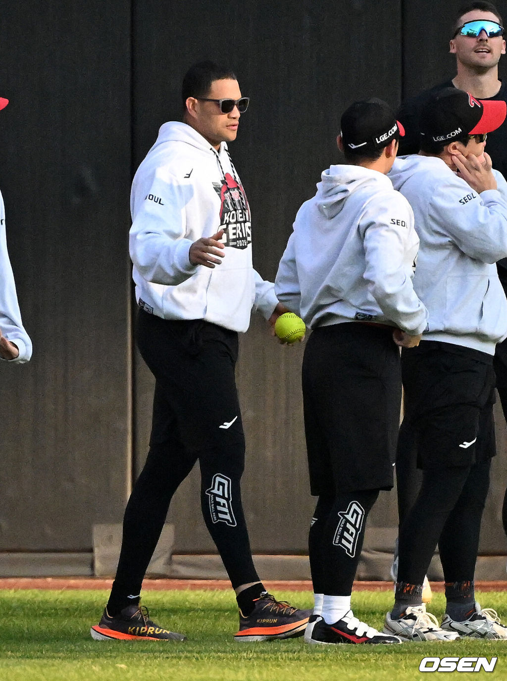 29일 대전 한화생명볼파크에서 2025 신한 SOL Bank KBO리그 포스트시즌 한국시리즈 3차전 한화 이글스와 LG 트윈스의 경기가 열렸다.이날 경기에 한화는 폰세를, LG는 손주영을 선발투수로 내세웠다. 경기에 앞서 LG 치리노스가 동료들과 인사를 나누고 있다. 2025.10.29 /jpnews@osen.co.kr