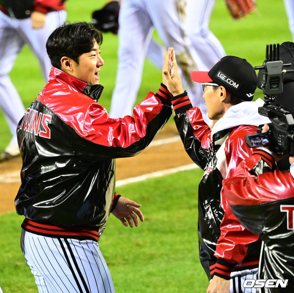 쌍둥이군단이 19년 만에 한국시리즈 마운드에 오른 류현진을 넘어 시리즈 2연승을 질주했다. 프로야구 LG 트윈스는 27일 서울 잠실구장에서 열린 2025 신한 SOL뱅크 KBO 한국시리즈(7전 4선승제) 한화 이글스와의 2차전에서 13-5 역전승을 거뒀다. 역대 한국시리즈 1~2차전 2연승은 총 21차례 있었고, 그 중 19번 우승을 차지했다. 우승 확률 90.5%. 정규시즌 1위팀이 한국시리즈 1~2차전 2연승을 한 경우는 13번으로 100%(13/13) 우승 트로피를 들어올렸다.경기를 마치고 LG 염경엽 감독이 송승기와 승리 하이파이브를 하고 있다. 2025.10.27 /jpnews@osen.co.kr