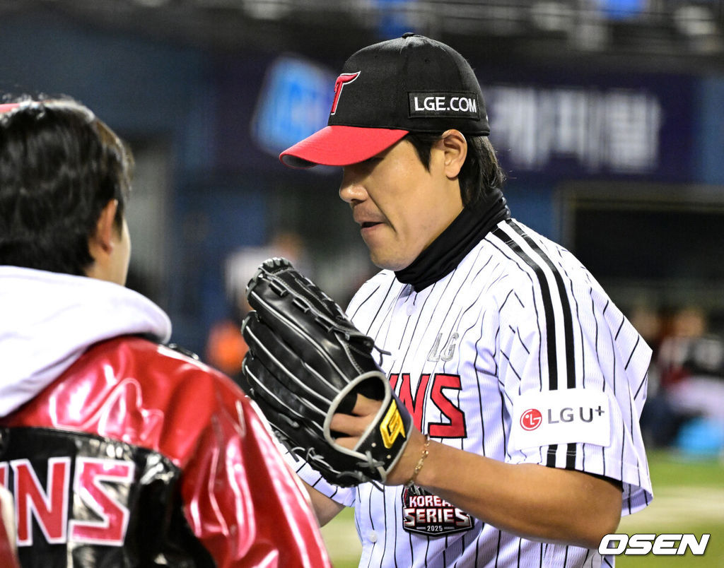 27일 오후 서울 잠실야구장에서 2025 신한 SOL Bank KBO리그 포스트시즌 한국시리즈 2차전 LG 트윈스와 한화 이글스의 경기가 열렸다.LG는 임찬규, 한화는 류현진을 선발 투수로 내세웠다.4회초 2사 만루에서 LG 김진성이 한화 노시환을 삼진으로 처리하고 더그아웃으로 가며 동료들과 환호하고 있다. 2025.10.27 /sunday@osen.co.kr