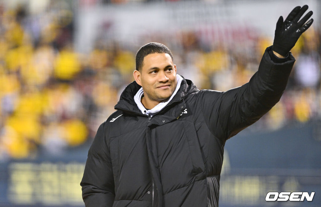 쌍둥이군단이 19년 만에 한국시리즈 마운드에 오른 류현진을 넘어 시리즈 2연승을 질주했다. 프로야구 LG 트윈스는 27일 서울 잠실구장에서 열린 2025 신한 SOL뱅크 KBO 한국시리즈(7전 4선승제) 한화 이글스와의 2차전에서 13-5 역전승을 거뒀다. LG는 홈에서 펼쳐진 시리즈 1, 2차전을 싹쓸이하며 2승을 안고 적지 대전으로 향하게 됐다. 반면 한화는 2006년 이후 19년 만에 한국시리즈에 진출했지만, 정규시즌 1위의 벽을 실감하며 2경기 모두 고배를 마셨다. 경기종료 후 LG 치리노스가 팬들에게 인사를 하며 퇴장하고 있다. 2025.10.27 / soul1014@osen.co.kr