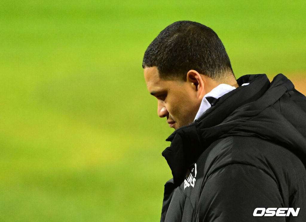 쌍둥이군단이 19년 만에 한국시리즈 마운드에 오른 류현진을 넘어 시리즈 2연승을 질주했다. 프로야구 LG 트윈스는 27일 서울 잠실구장에서 열린 2025 신한 SOL뱅크 KBO 한국시리즈(7전 4선승제) 한화 이글스와의 2차전에서 13-5 역전승을 거뒀다. 역대 한국시리즈 1~2차전 2연승은 총 21차례 있었고, 그 중 19번 우승을 차지했다. 우승 확률 90.5%. 정규시즌 1위팀이 한국시리즈 1~2차전 2연승을 한 경우는 13번으로 100%(13/13) 우승 트로피를 들어올렸다.경기를 마치고 LG 치리노스가 그라운드를 나서고 있다. 2025.10.27 /jpnews@osen.co.kr