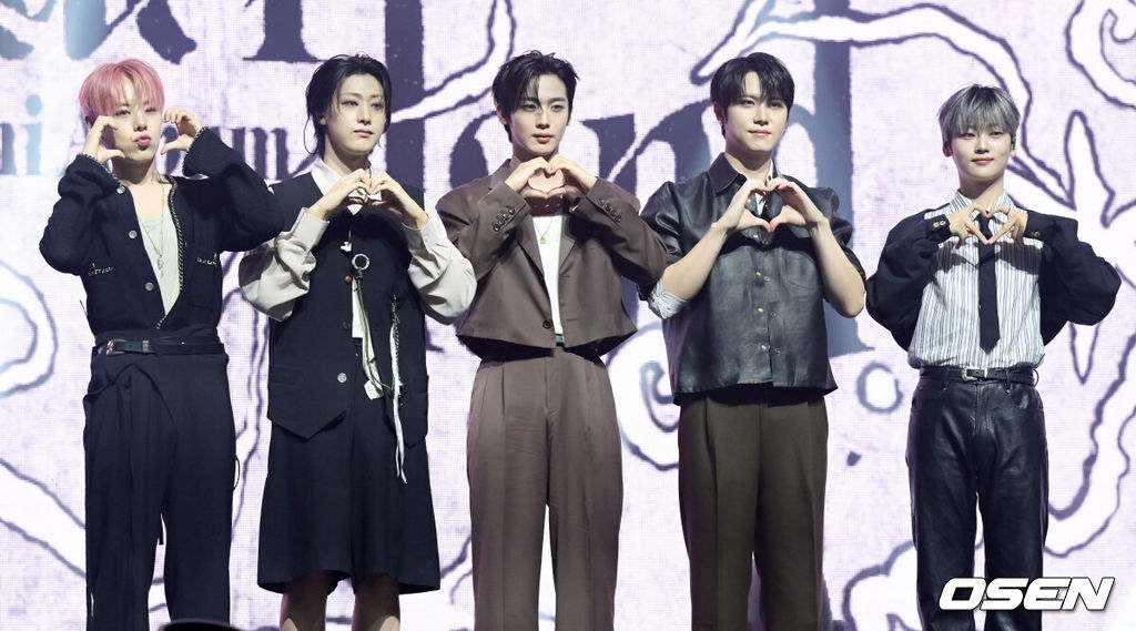 그룹 위아이(WEi)의 미니 8집 ‘Wonderland(원더랜드)’ 발매 기념 쇼케이스가 29일 서울 광진구 예스24라이브홀에서 열었다.‘Wonderland’는 위아이가 지난 1월 발매한 미니 7집 ‘The Feelings(더 필링스)’ 이후 약 9개월 만에 선보이는 새 앨범이다. 위아이가 포즈를 취하고 있다. 2025.10.29 /cej@osen.co.kr