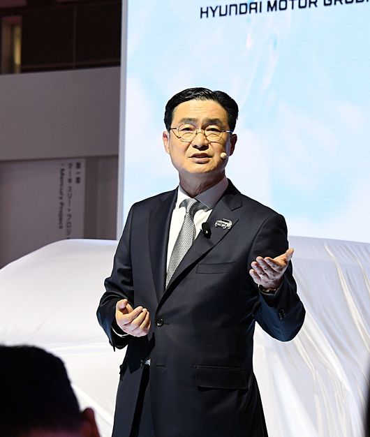 재팬 모빌리티쇼 2025에서 기조 연설을 하고 있는 정유석 현대자동차 국내사업본부장. 
